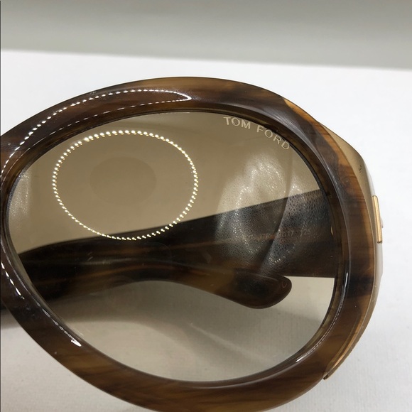 TOM FORD ELISABETH TF27 Sunglasses in color 376 Brown Gradient Oversized Shield. - Picture 3 of 14